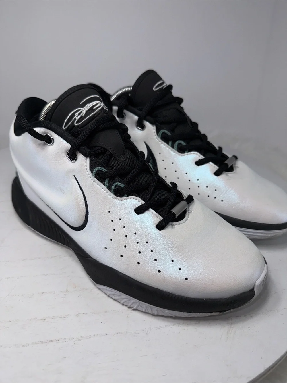 Nike Men’s White and Black Low-Top Sneakers with Subtle Iridescent Sheen